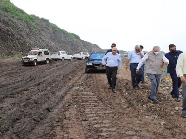 Delhi LG visits Ghazipur landfill