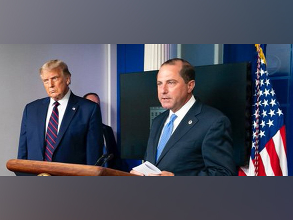 US Secretary of Health Alex Azar (right) along with President Donald Trump (left)