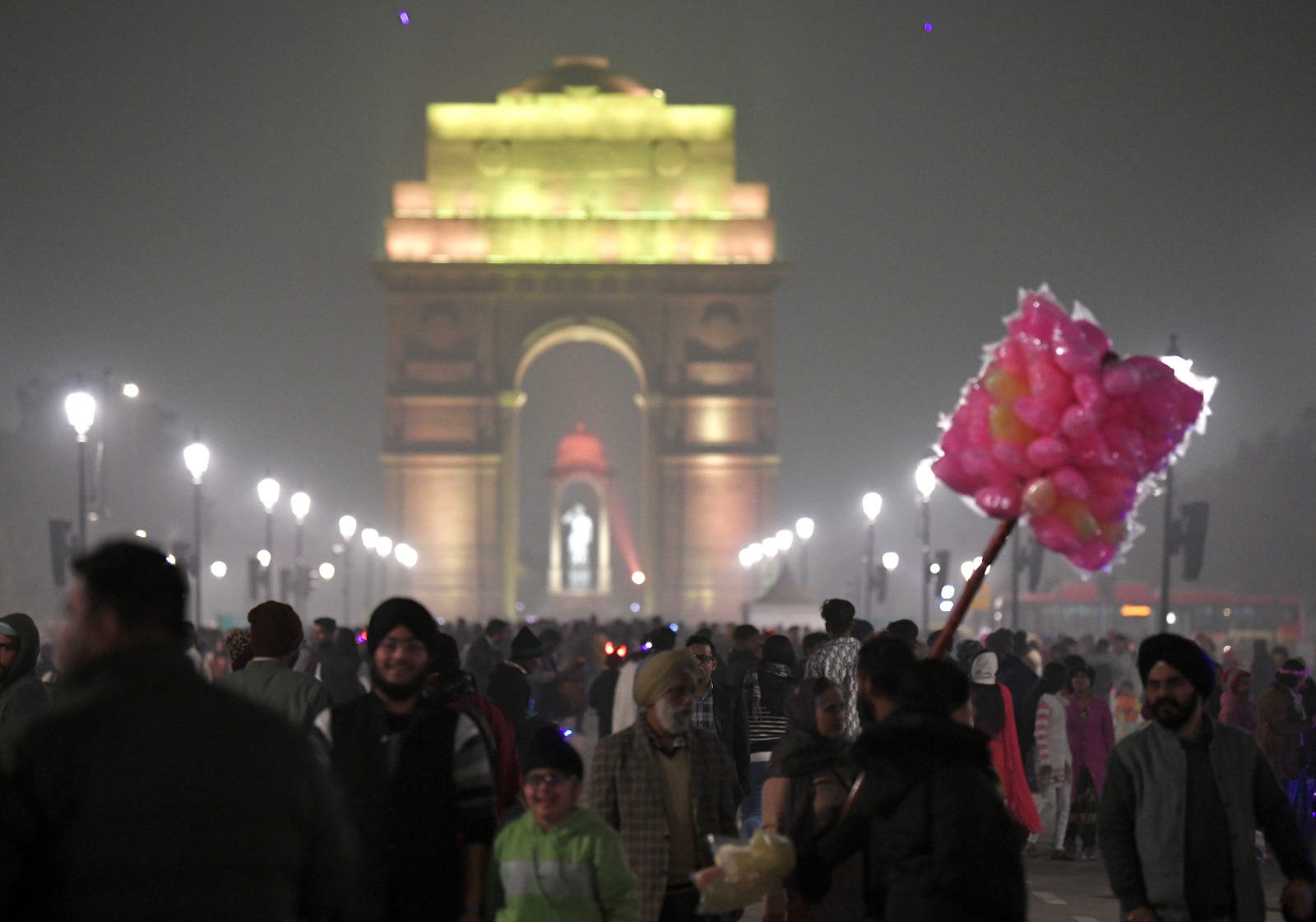 People throng Kartavaya path on the eve of New Year (Photo/ANI)