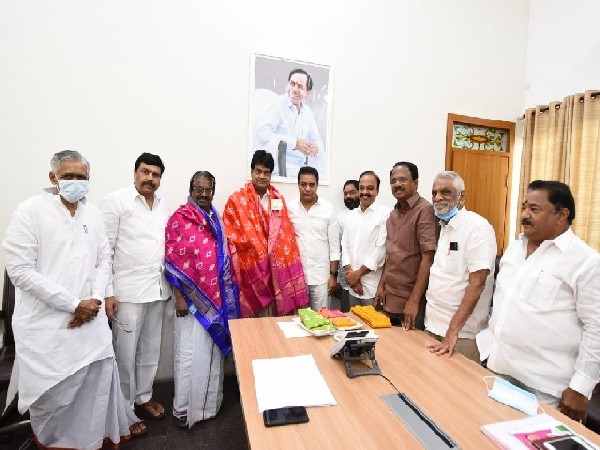 DMK parliamentarians with Telangana Minister KT Rama Rao.
