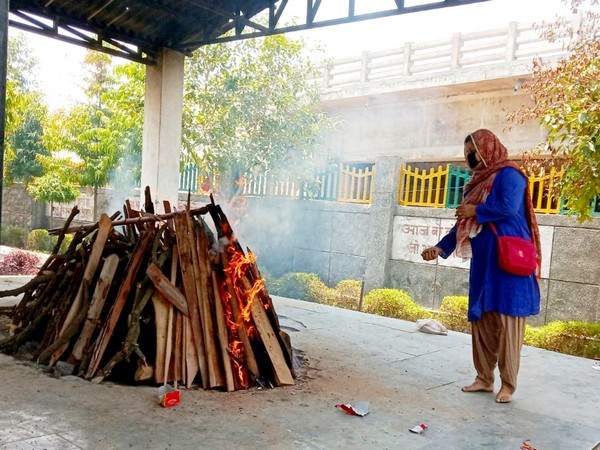Anand Sewa Samiti chairperson Mamta Singh carrying out the funeral of the rickshaw puller. Photo/ANI