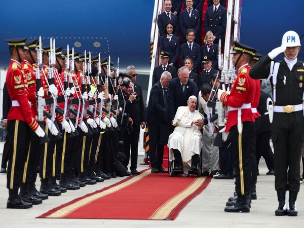 Pope Francis arrives at Soekarno-Hatta International airport in Tangerang near Jakarta (Photo/Reuters)