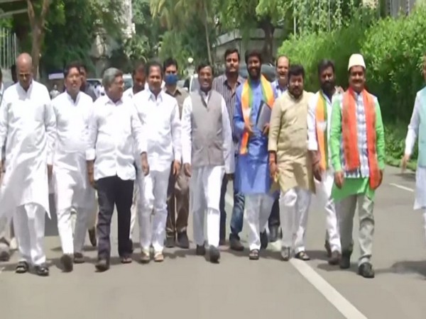 Telangana BJP delegation meets Governor (Photo:ANI)
