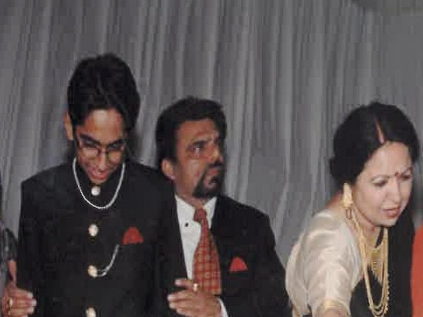 Childhood picture of Ayushmann Khurrana with his parents (Image source: Twitter)