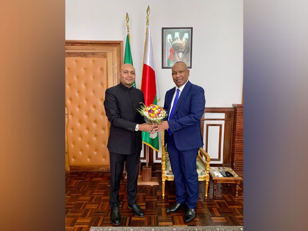 Ambassador Abhay Kumar calls on Madagascar PM (Twitter/@IndembTana)