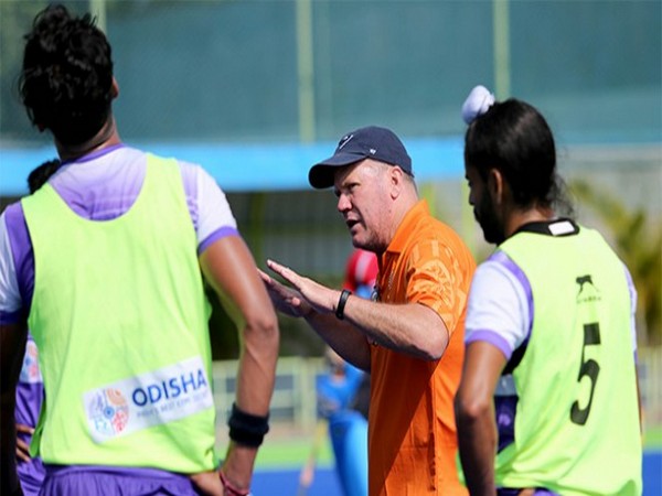 Coach Graham Reid with team India (Photo/Hockey India)