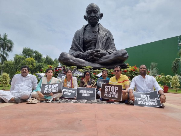 Suspended MPs of TMC at Gandhi statue (ANI/photo)