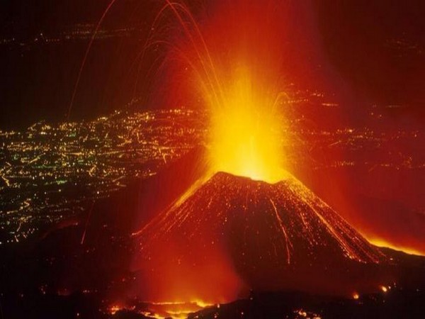 Mount Nyaragongo, an active volcano overlooking Congo's Goma town erupted on Saturday evening (Photo/Army) 