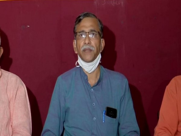 Bharatiya Kisan Sangh member Dinesh Kulkarni addressing a press conference in Nagpur on Thursday. [Photo/ANI]