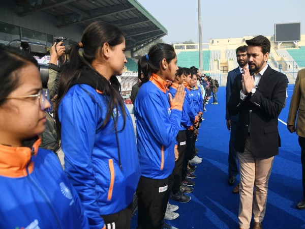 Anurag Thakur greeting hockey players (Photo: PIB)