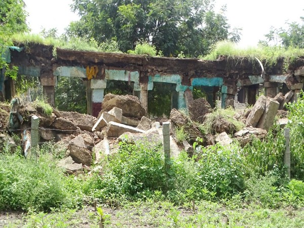 A section of the porch adjacent to the Hampi Ratha has partially collapsed due to heavy rainfall. Photo/ANI