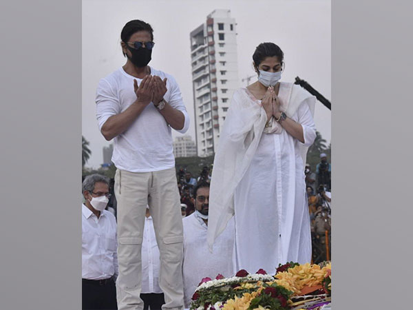 Shah Rukh Khan, Pooja Dadlani offering last respects to Lata Mangeshkar(Image Source: Twitter)