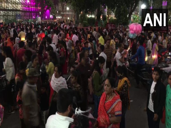 Crowd throngs Indore's Rajwada market, violates Covid protocols