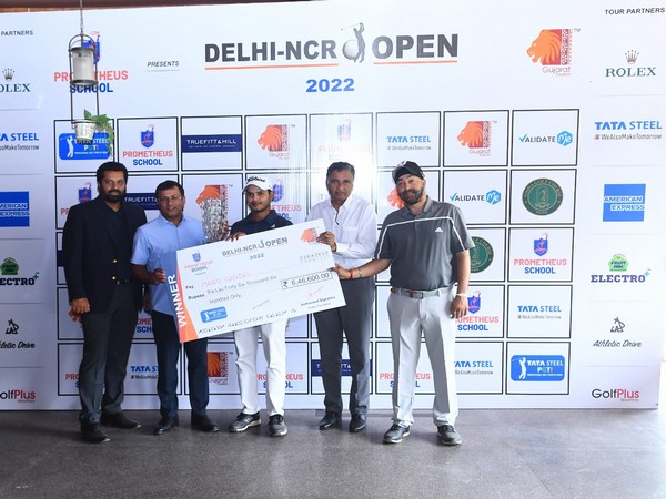 Golfer Manu Gandas lifting the Delhi-NCR Open 2022 trophy (Image: PGTI)
