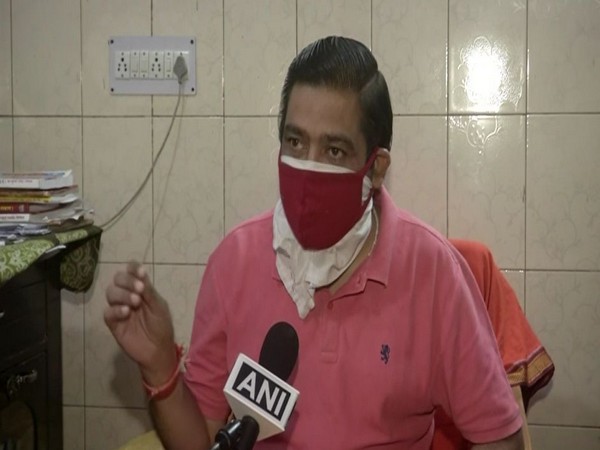 Ghazipur crematorium chief pandit and cremation manager Sunil Sharma speaking to ANI. [Photo/ANI]