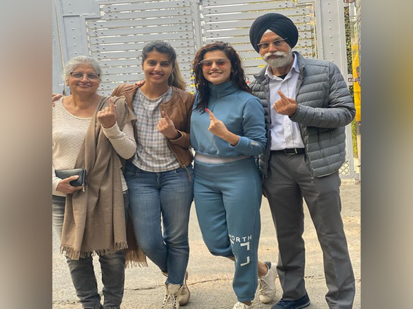 Actor Taapsee Pannu with her family in New Delhi (Image courtesy: Instagram)