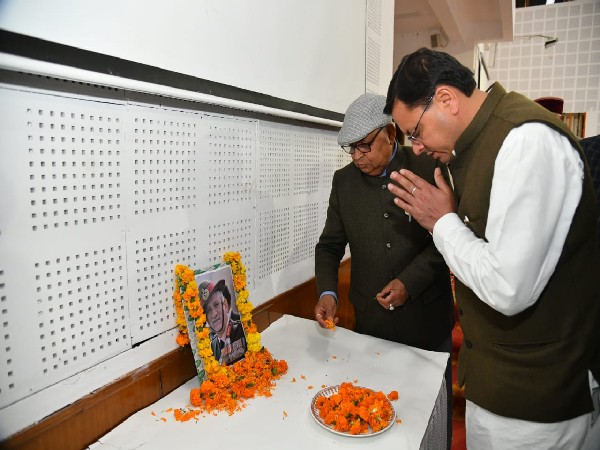 Chief Minister Pushkar Singh Dhami pays tribute to CDS Bipin Rawat. (Photo/ANI)