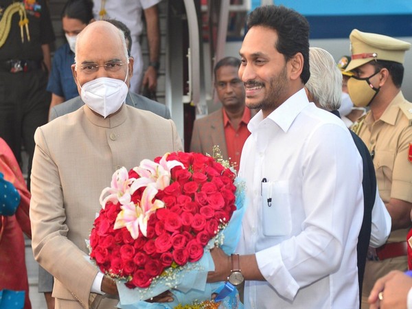 Andhra Pradesh Chief Minister YS Jagan Mohan Reddy received President Kovind at Visakhapatnam (Photo/Twitter)