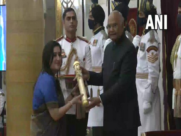 Sushma Swaraj's daughter Bansuri Swaraj accepts the Padma Vibhushan on behalf of her late mother from the President of India. (Photo/ANI)
