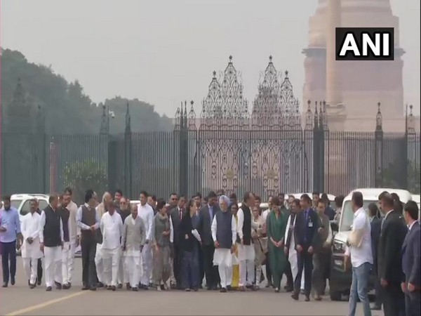 Sonia Gandhi submits a memorandum to President Ram Nath Kovind on Delhi violence on Thursday [Photo/ANI]