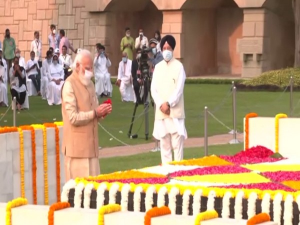 Prime Minister Narendra Modi pays floral tributes to Mahatma Gandhi at Raj ghat on Gandhi Jayanti (Photo/ANI)
