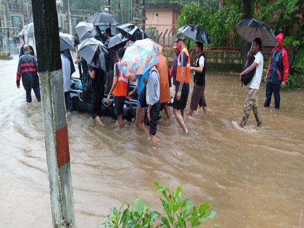 The Indian Navy rescue team performing rescue operations near Kadra dam in Kaiga on Wednesday. Photo/ANI