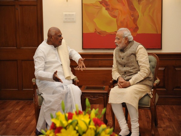 Congress's Konijeti Rosaiah and PM Modi (Photo courtesy: Twitter handle of PM Modi)