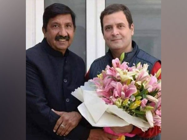 Mukesh Agnihotri (Left) and Congress leader Rahul Gandhi (Right)