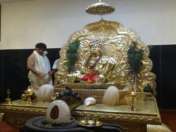 D K Shivakumar offers prayers at the Kigga Rishishrunga temple in Sringeri on Thursday [Photo/ANI]