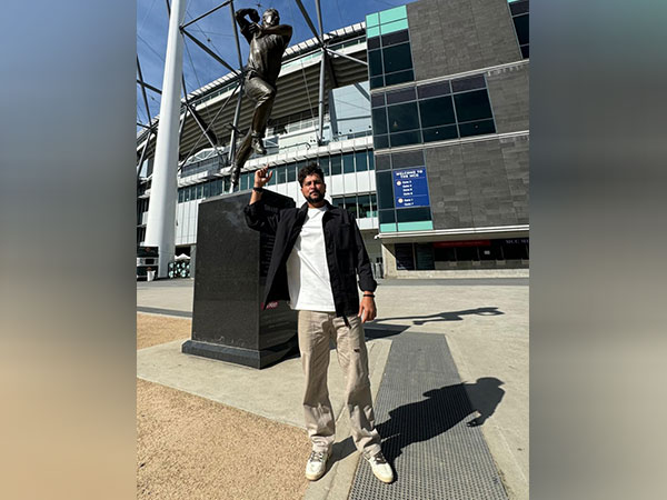 Kuldeep Yadav with Shane Warne's statue (Photo: Instagram  @kuldeep_18)