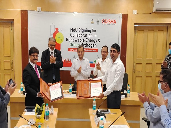 Memorandum of Understanding signed to collaborate in the fields of the feasibility of setting up renewable energy plant and green hydrogen plant. (Photo/ANI)