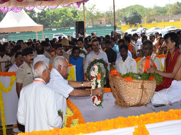 Karnataka Chief Minister BS Yediyurappa paying tributes to Vishwesha Teertha Swami on Sunday. Photo/ANI