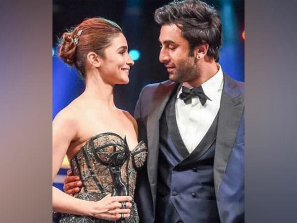 Ranbir Kapoor and Alia Bhatt (Image source: Twitter)