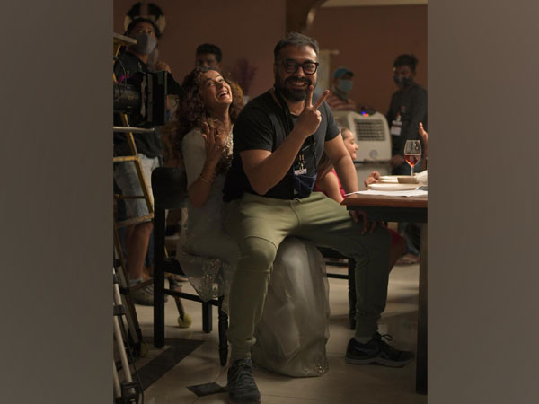 Taapsee Pannu and Anurag Kashyap on sets of 'Dobaaraa' (Image Source: Twitter)