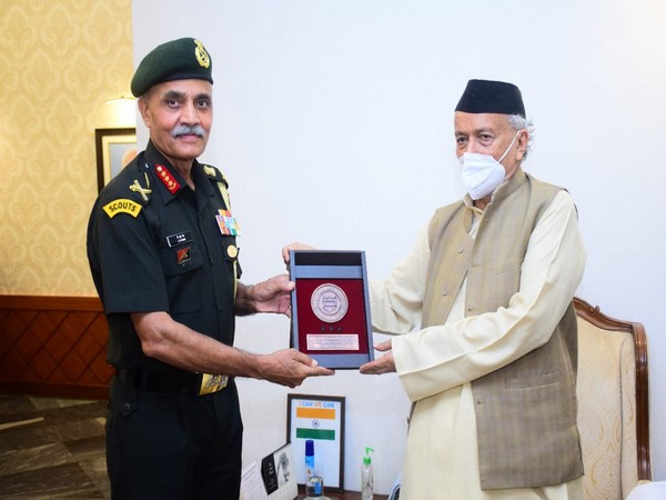 Lt Gen JS Nain, Southern Army Commander meets Governor Koshyari on his Mumbai visit (Photo/ANI)