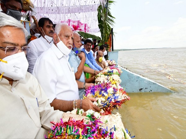 Karnataka Chief Minister B S Yediyurappa offering 'bagina' at the Lal Bahadur Shastri reservoir (Photo/ANI)