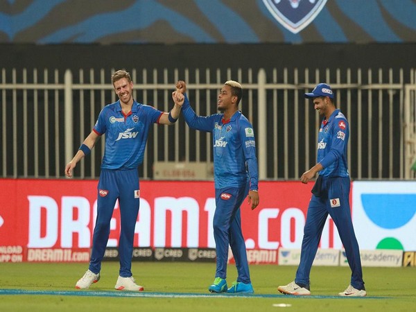 Delhi Capitals skipper Shreyas Iyer with teammates (Photo/ iplt20.com) 