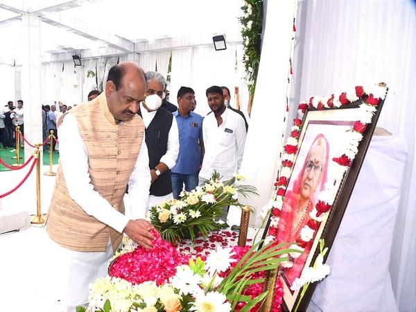 LS Speaker Om Birla paying tribute to Gajendra Shekhawat's mother. (Photo/ @ombirlakota)
