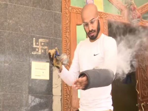  A man wearing a piece of 'Tardigrade' on his hands. [Photo/ANI]