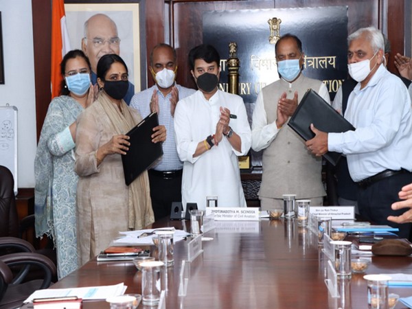 Union Civil Aviation Minister Jyotiraditya Scindia and Himachal Pradesh Chief Minister Jai Ram Thakur at an agreement signing ceremony. 