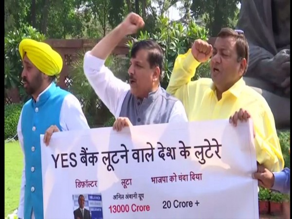 Aam Aadmi Party (AAP) leaders on Wednesday protested inside Parliament premises over the Yes Bank crisis. Photo/ANI