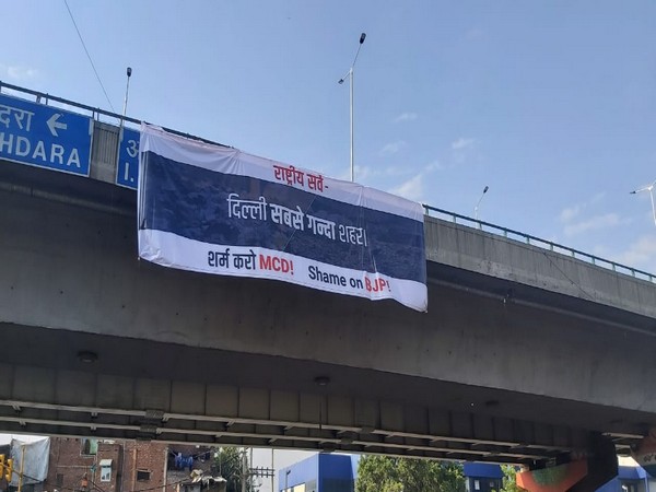 AAP protests against civic bodies after cleanliness survey found Delhi as dirtiest city. Photo/ANI