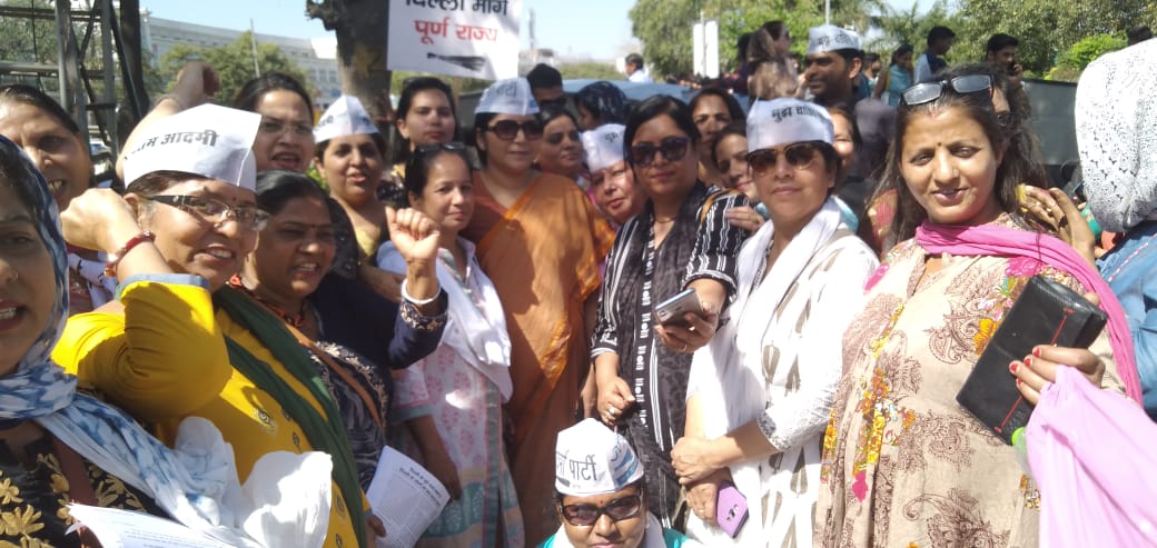 AAP Mahila Morcha on Sunday launched ‘Metro Campaign’ seeking full-statehood for Delhi. Photo/ANI