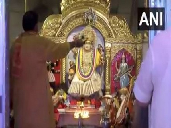  Morning 'aarti' being performed at Jhandewalan Temple on the 3rd day of Navratri on Monday. (Photo/ANI)
