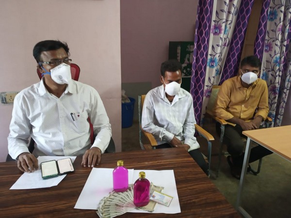 ACB officials with the bribe amount and accused. Photo/ANI