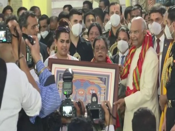 President Kovind and his wife Savita Kovind at Jagannath temple in Odisha. (Photo/;ANI)