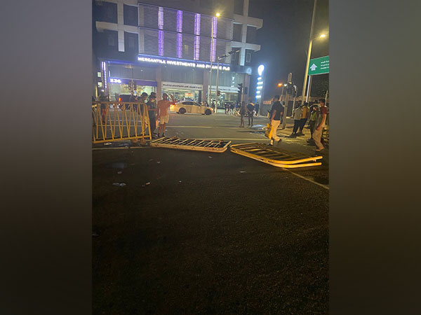 Anti govt demonstration continues in Colombo city, people marching towards president house