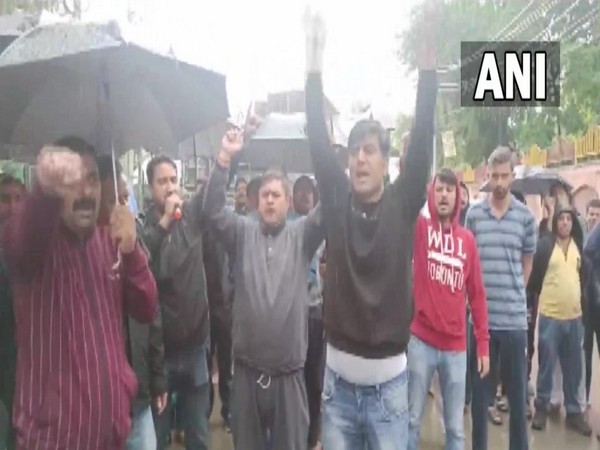 Kashmiri Pandits protesting in Anantnag (Photo/ANI)