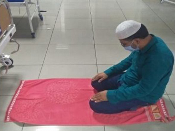 Arif Pathan, one of COVID-19 patients performing namaaz at Ahmedabad civil hospital on Saturday. Photo/ANI