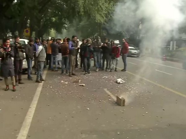 Congress workers celebrating outside AICC office on Monday [Photo/ANI]